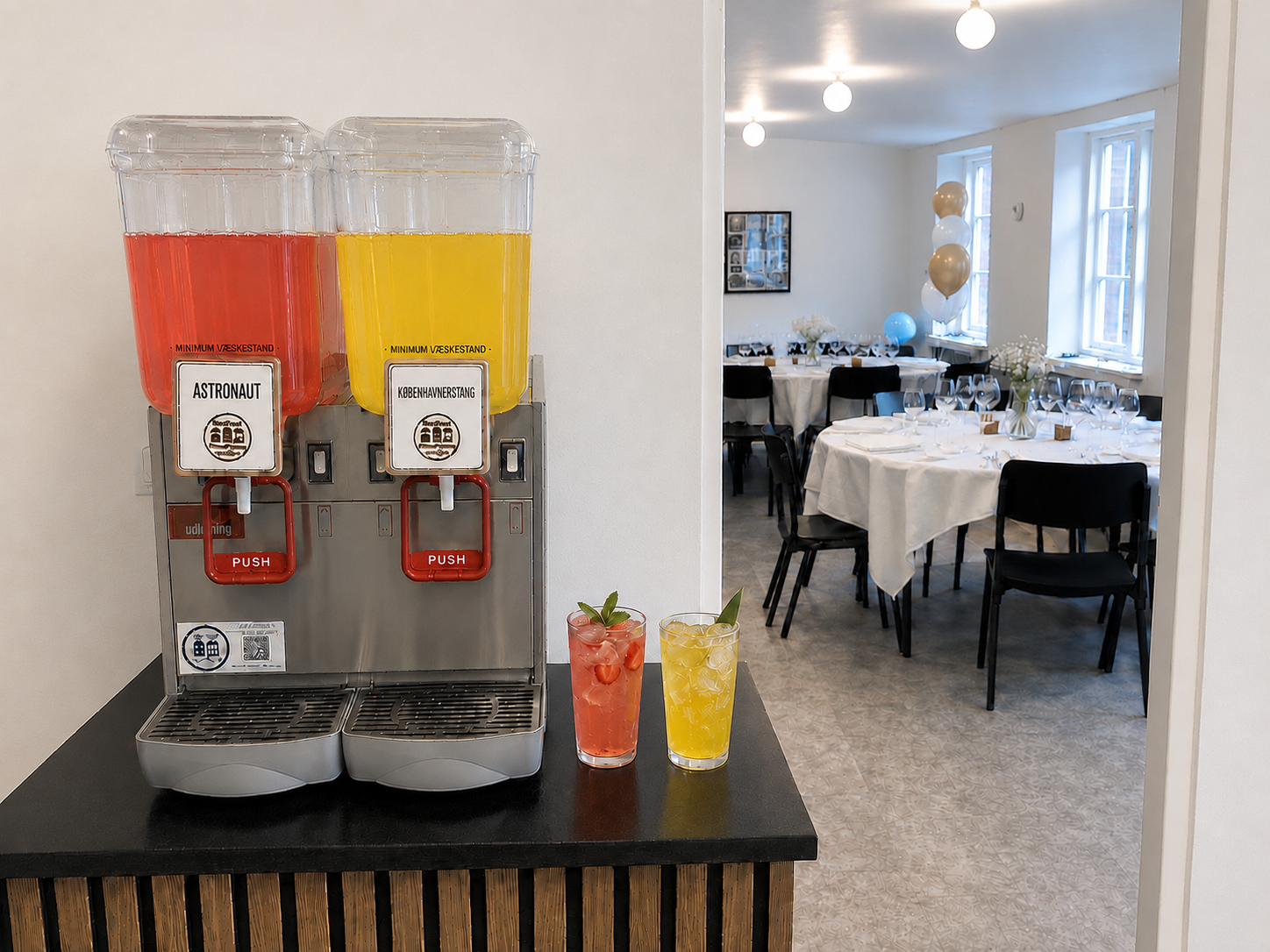 Drinksdispenser med to beholdere fyldt med kolde cocktails