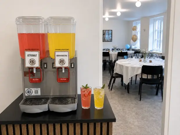 Drinksdispenser med to beholdere fyldt med kolde cocktails