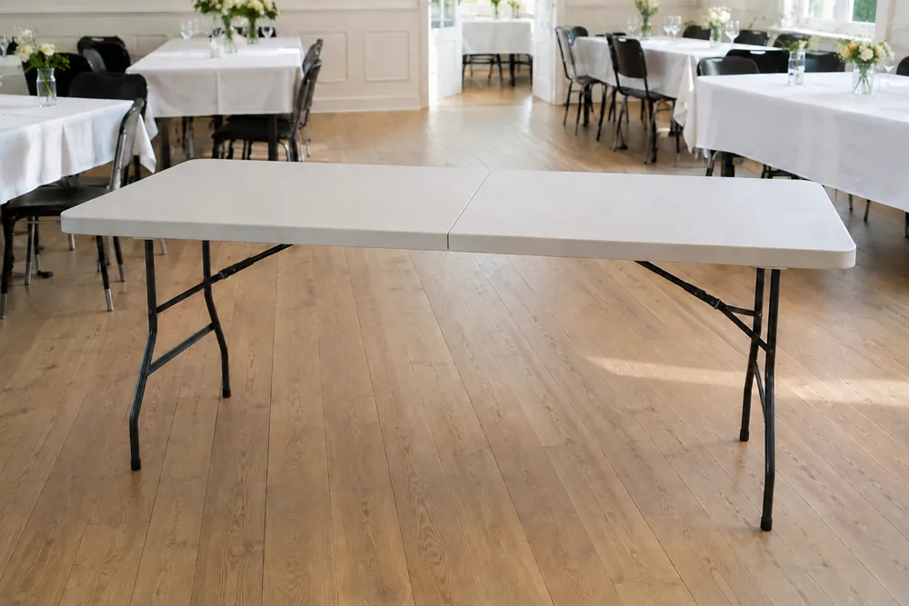 Sammenklappeligt hvidt festbord til udlejning
