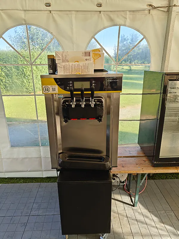 Softice maskine opsat til fest i telt ved Silkeborgsøerne